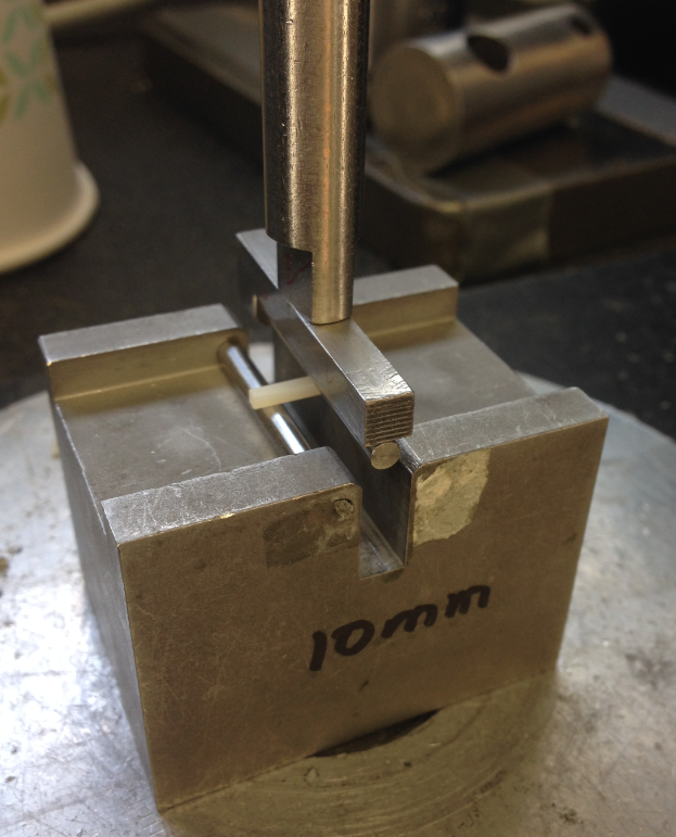 Three point bend flexural test fixture