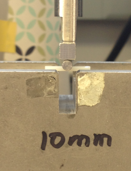 Three point bend flexural test fixture